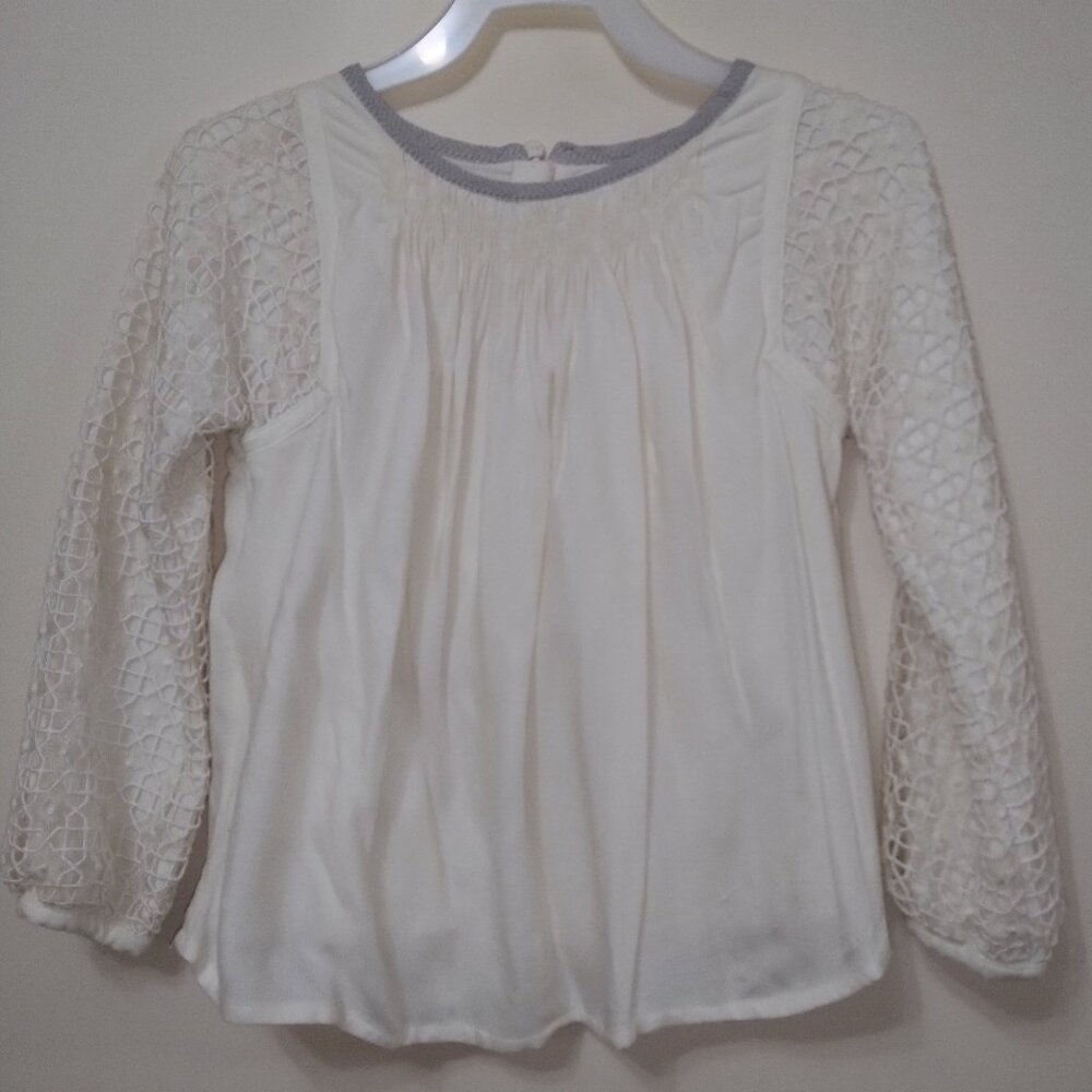 Chloe' girls ivory top with gray trim and gorgeous sleeves size 6